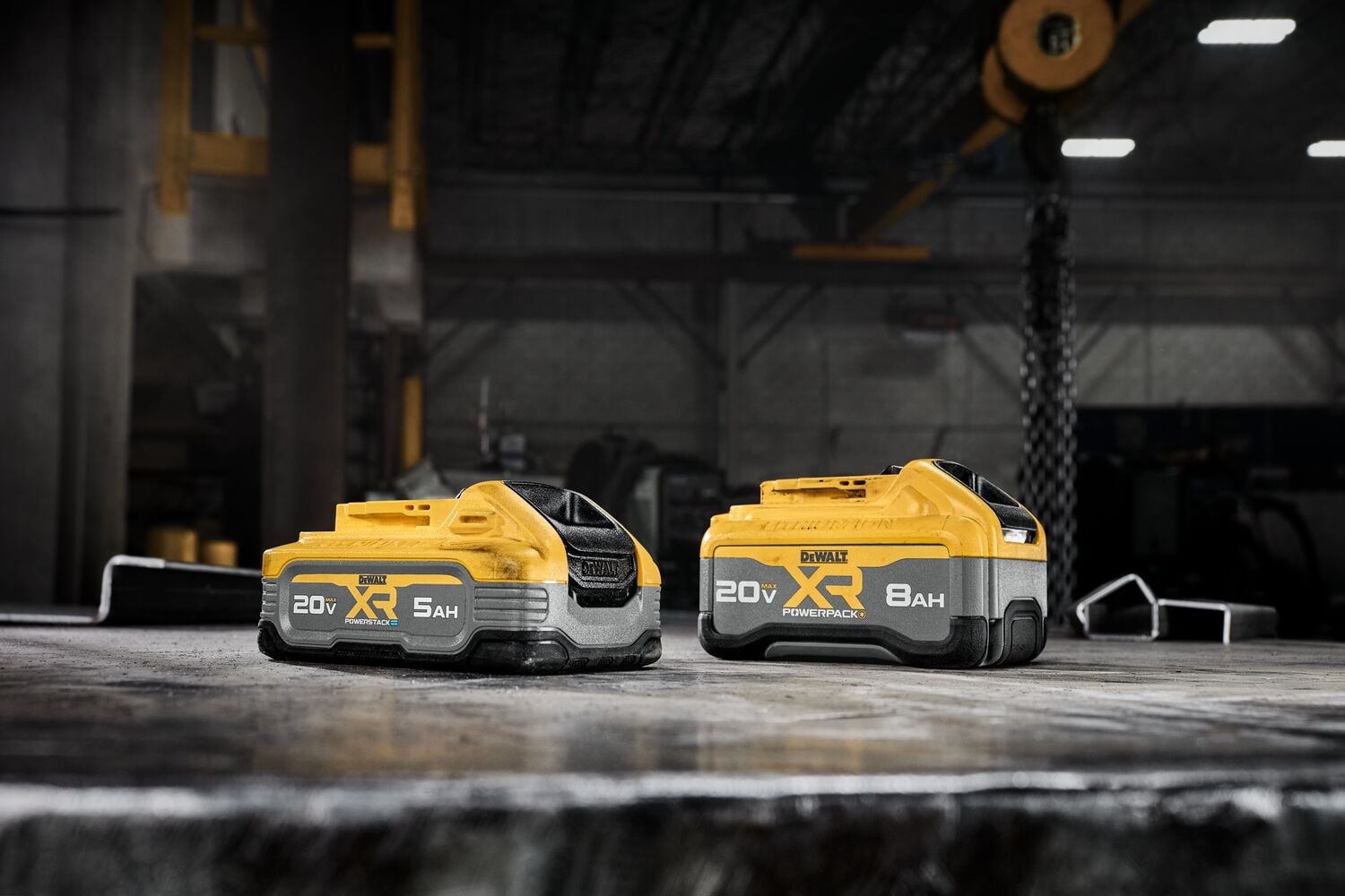 DCB2108 XR POWERPACK™ 8 Ah & DCBP520 XR POWERSTACK™ 5 Ah battery group image in commercial environment